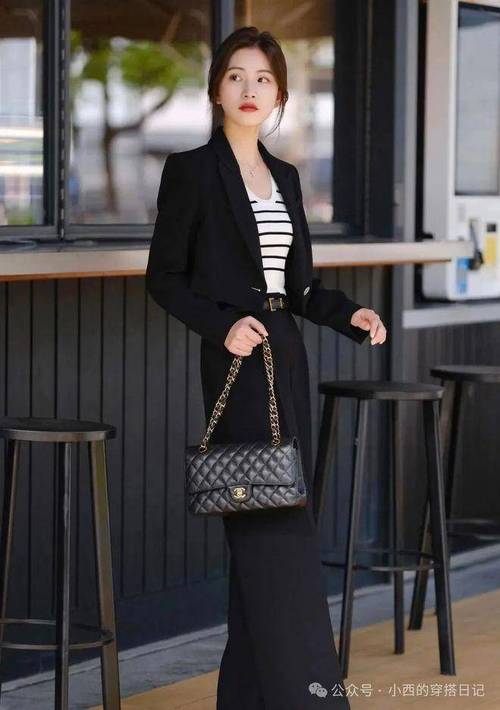 穿黑裤子配什么上衣