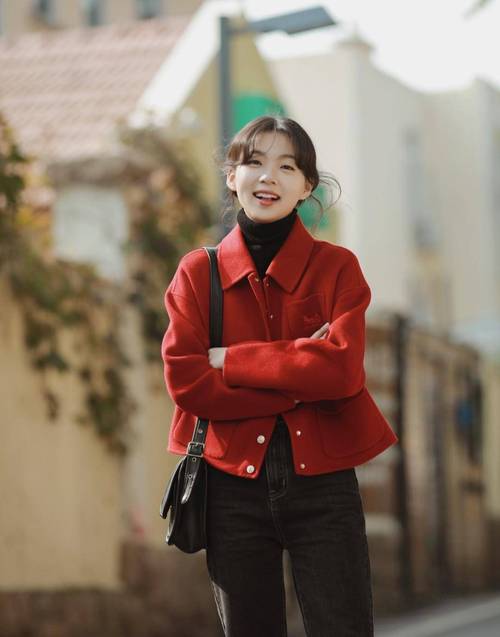 紧身红毛衣怎么搭配外套