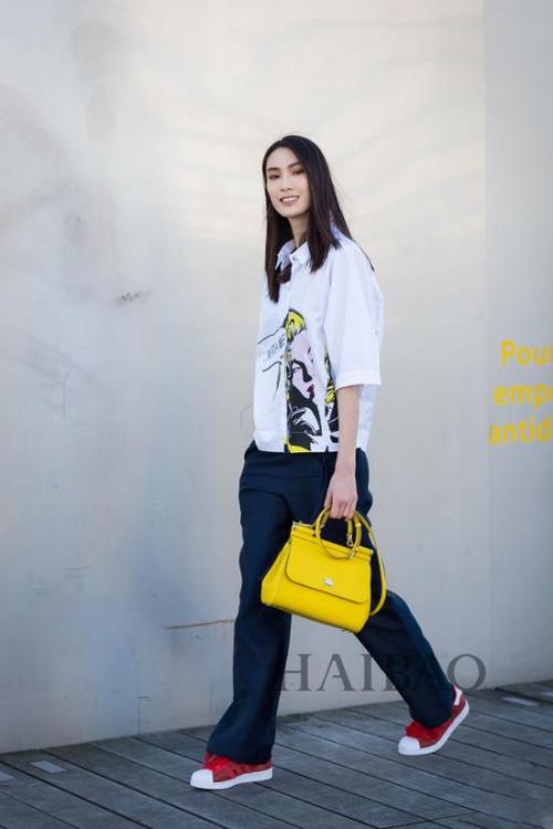 黄色包包怎么搭配衣服