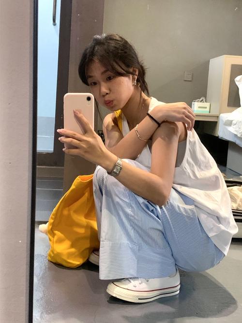 黄色包包怎么搭配衣服