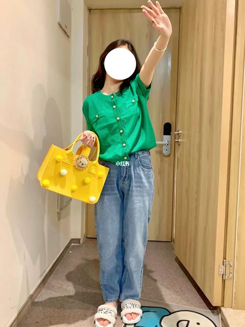 黄色包包怎么搭配衣服