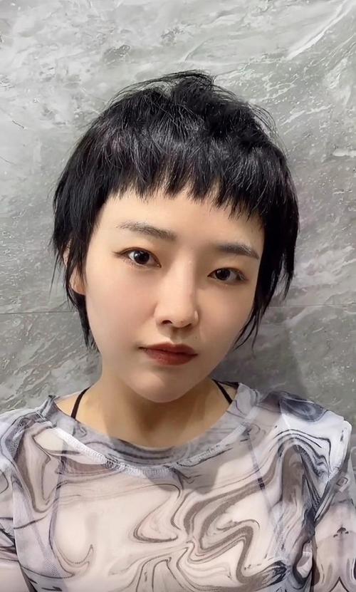 大饼脸适合什么短发