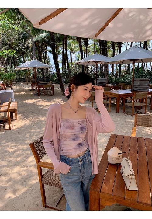 浅紫吊带背心怎么搭配