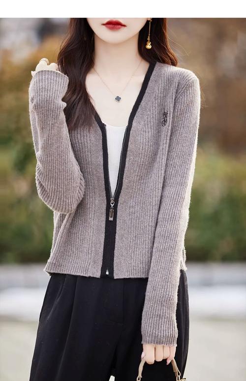 v领羊毛衫怎么搭配