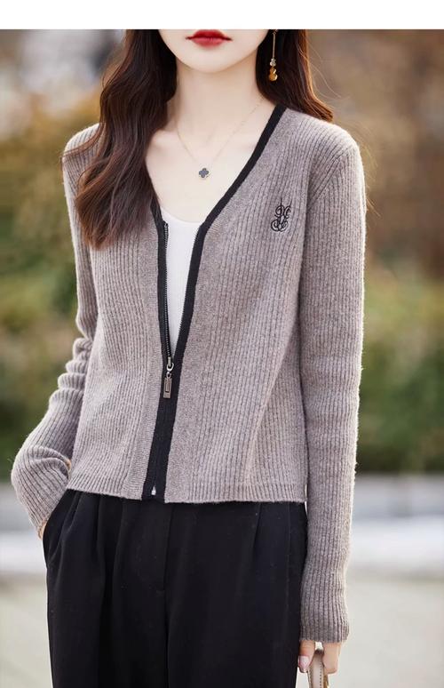 v领羊毛衫怎么搭配