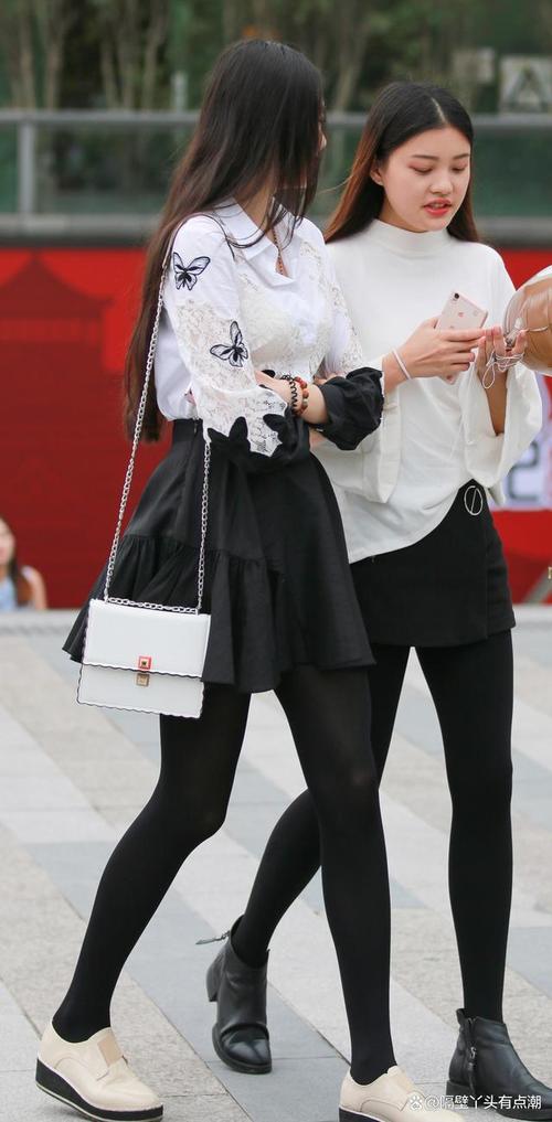 黑色紧身亮皮打底裤怎么搭配