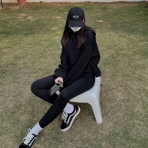 黑色紧身亮皮打底裤怎么搭配