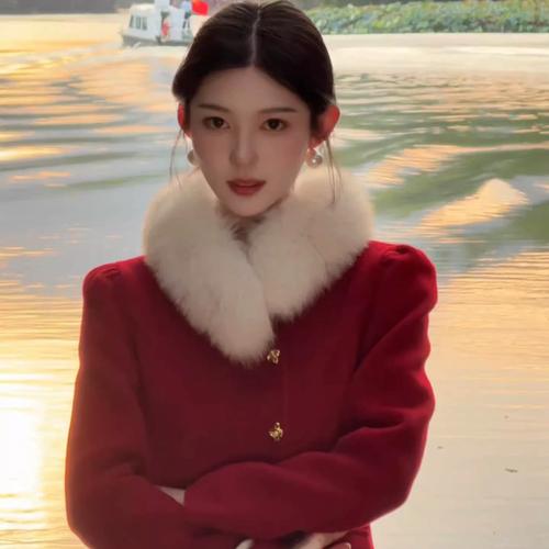 白色狐狸围巾怎么搭配