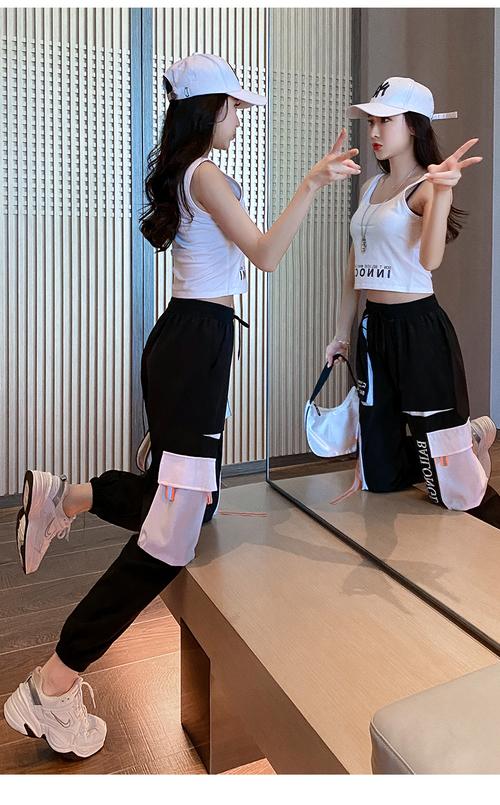 黑白运动裤怎么搭配套