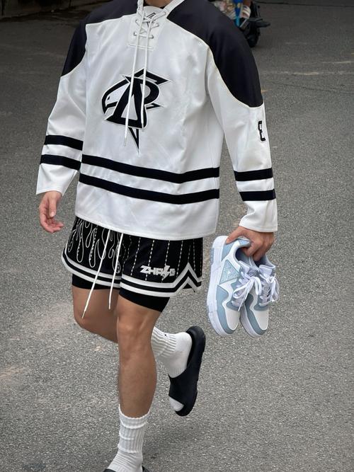 黑白运动裤怎么搭配套