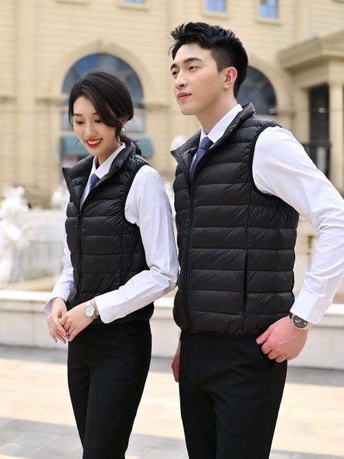 外套羽绒背心男款怎么搭配
