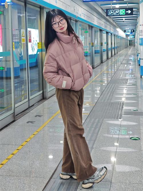 短款羽绒服后边有弧度怎么搭配