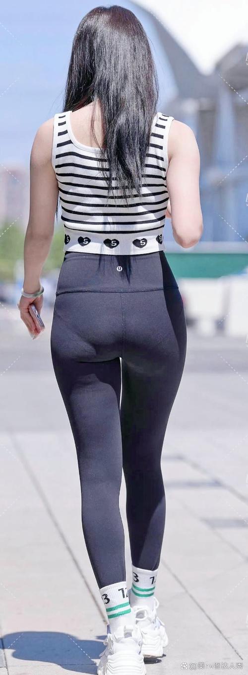 黑白花纹紧身裤怎么搭配