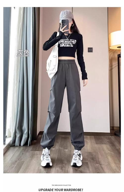 女生宽松运动裤怎么搭配