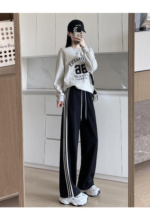 女生宽松运动裤怎么搭配