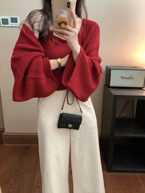 酒红色针织开衫怎么搭配