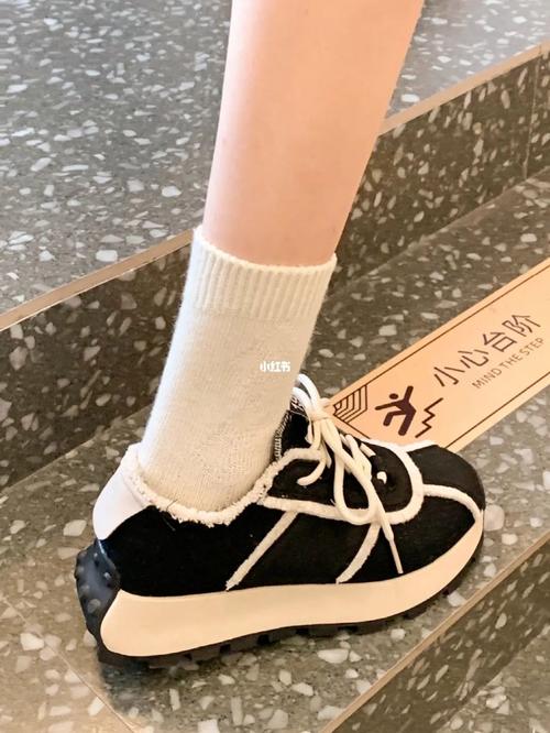 白色流苏鞋怎么搭配