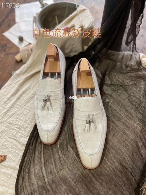 白色流苏鞋怎么搭配