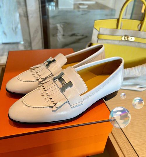 白色流苏鞋怎么搭配