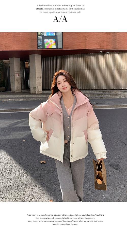 渐变色羽绒服怎么搭配