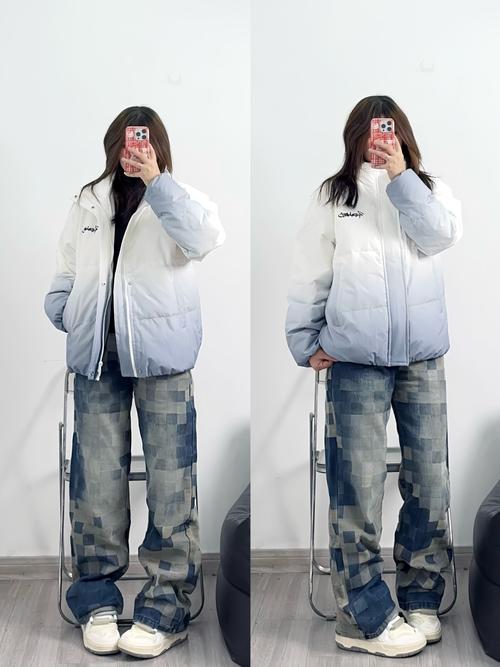 渐变色羽绒服怎么搭配