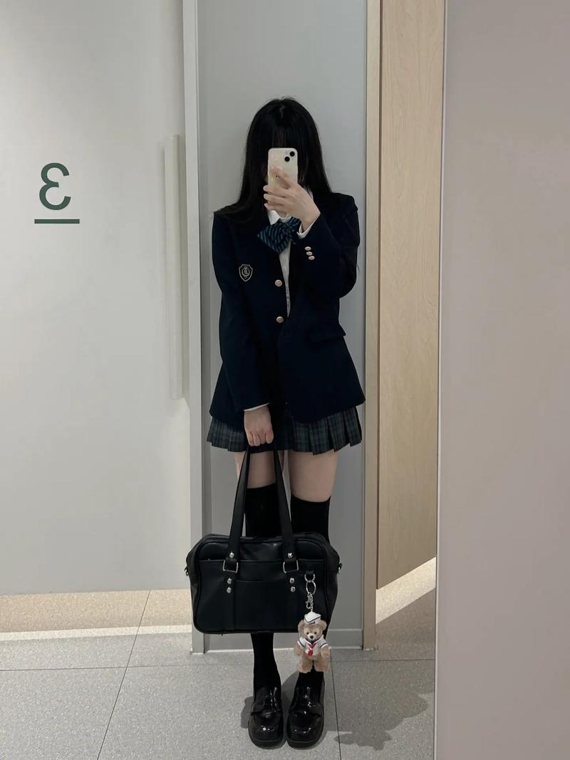 穿过膝盖的长袜怎么搭配裤子