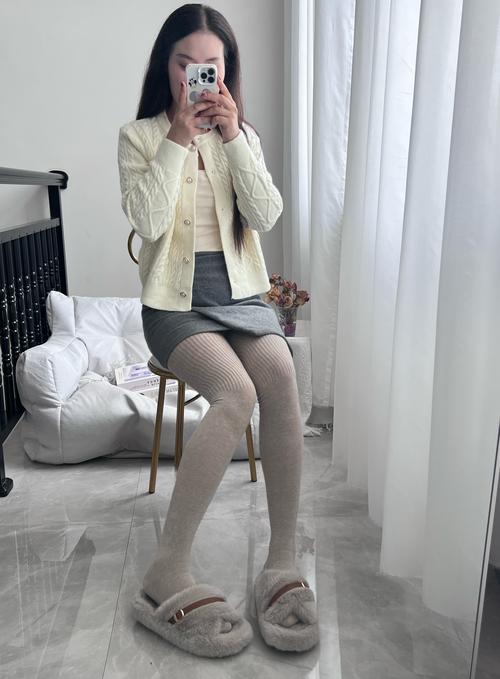 穿过膝盖的长袜怎么搭配裤子