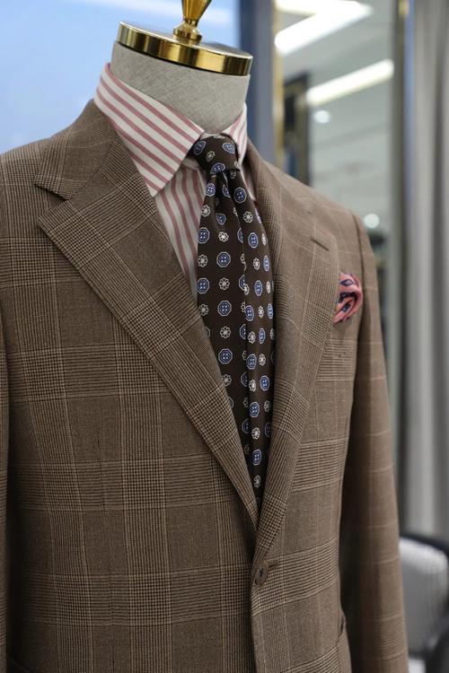 怎么搭配红棕色休闲西服