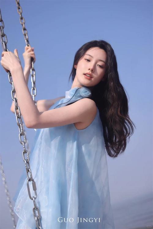 蓝色欧根纱群怎么搭配