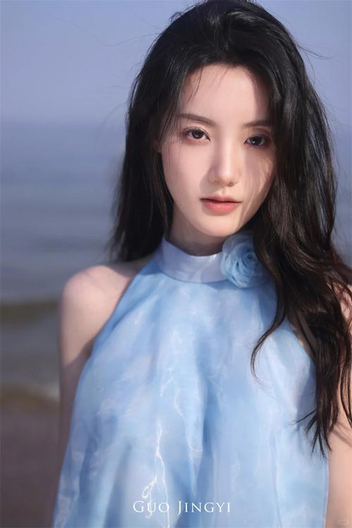 蓝色欧根纱群怎么搭配