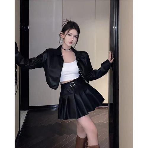 黑色百褶裙配什么上衣