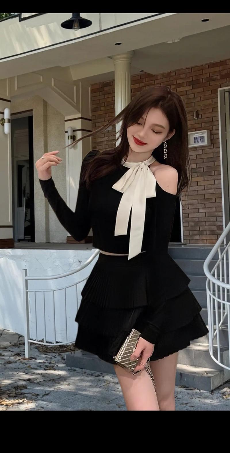 黑色百褶裙配什么上衣