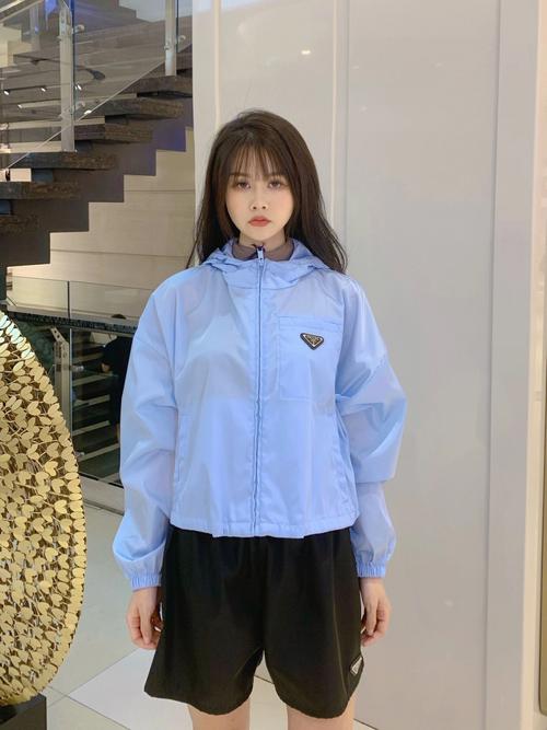 天蓝色上衣配什么裤子