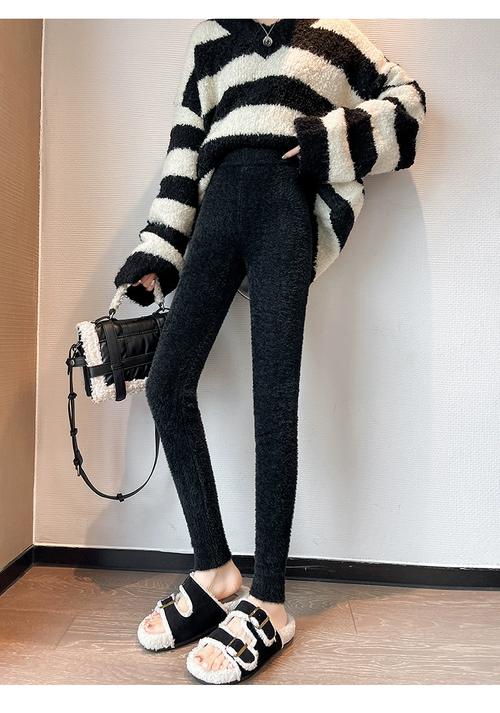 白色加绒打底裤怎么搭配