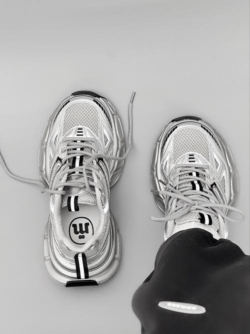 20岁女孩可以穿银灰色么怎么搭配