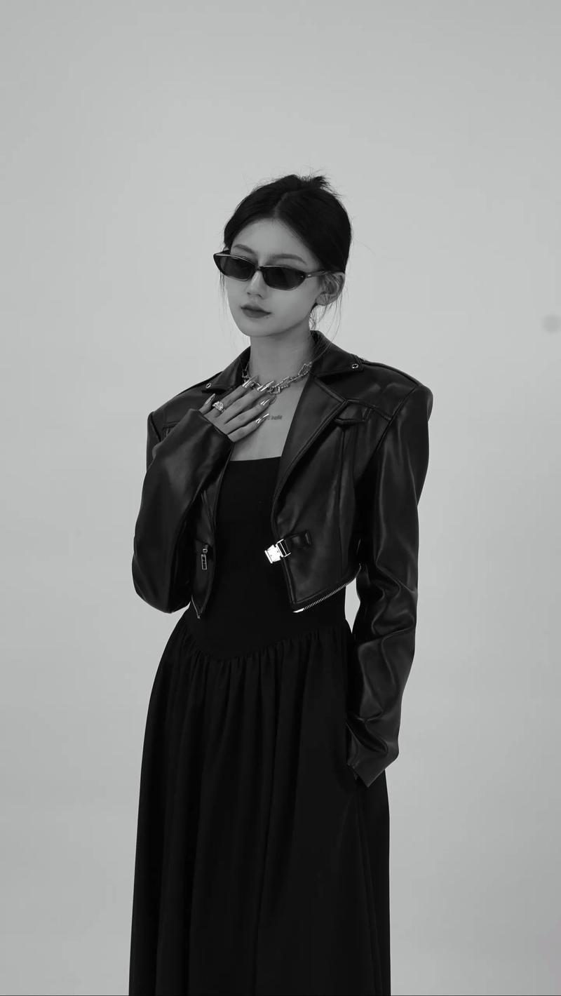 20岁女孩可以穿银灰色么怎么搭配