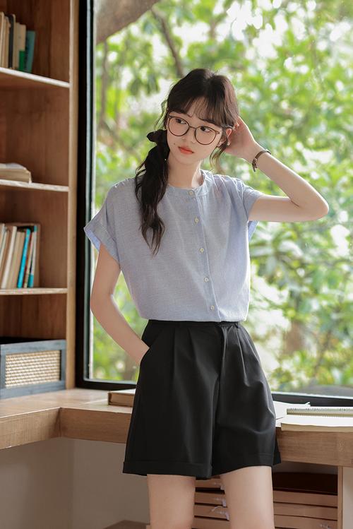 学生怎么搭配白衬衫有花纹