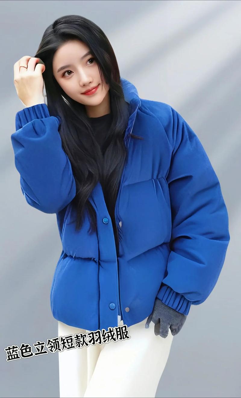 天蓝色短款羽绒服怎么搭配围巾
