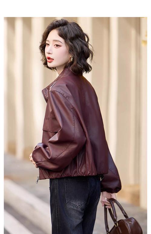 酒红色外套怎么搭配女