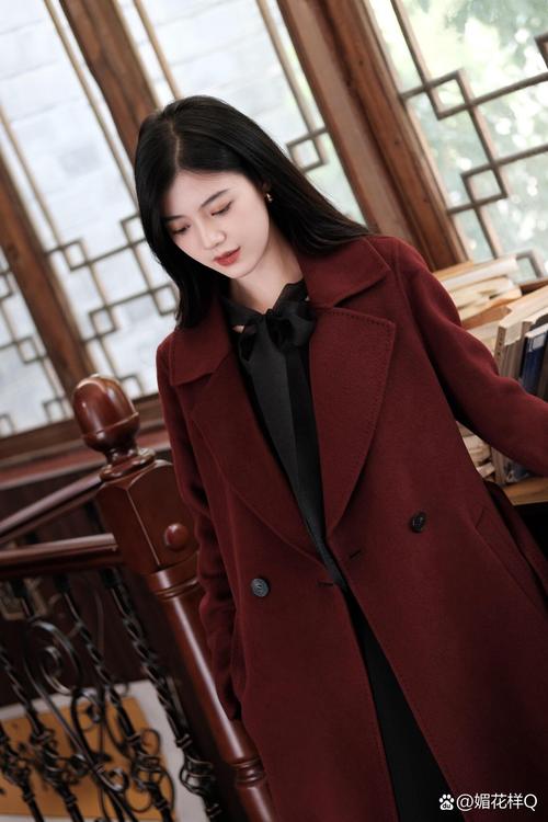酒红色外套怎么搭配女