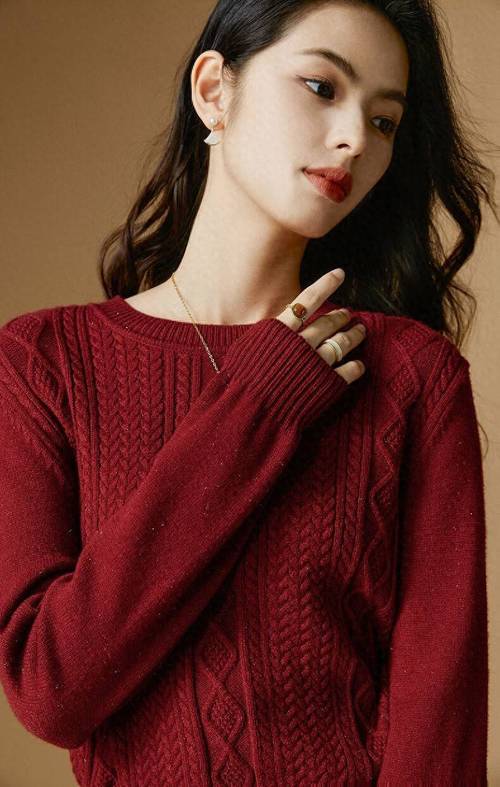 酒红毛衣怎么搭配