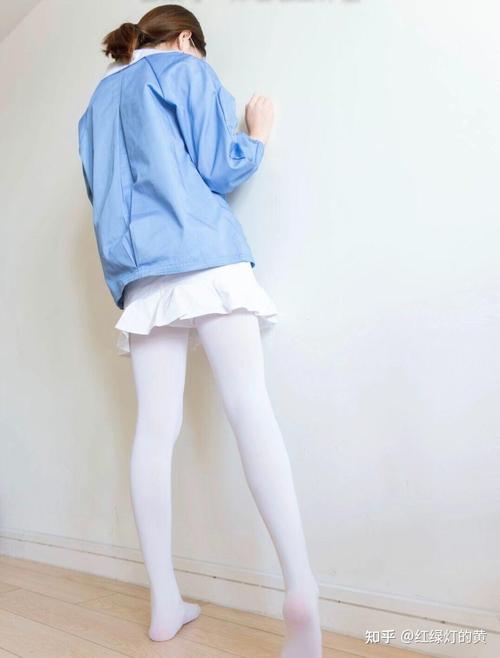 白色裤袜怎么搭配
