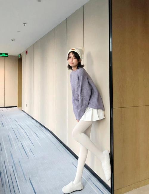 白色裤袜怎么搭配