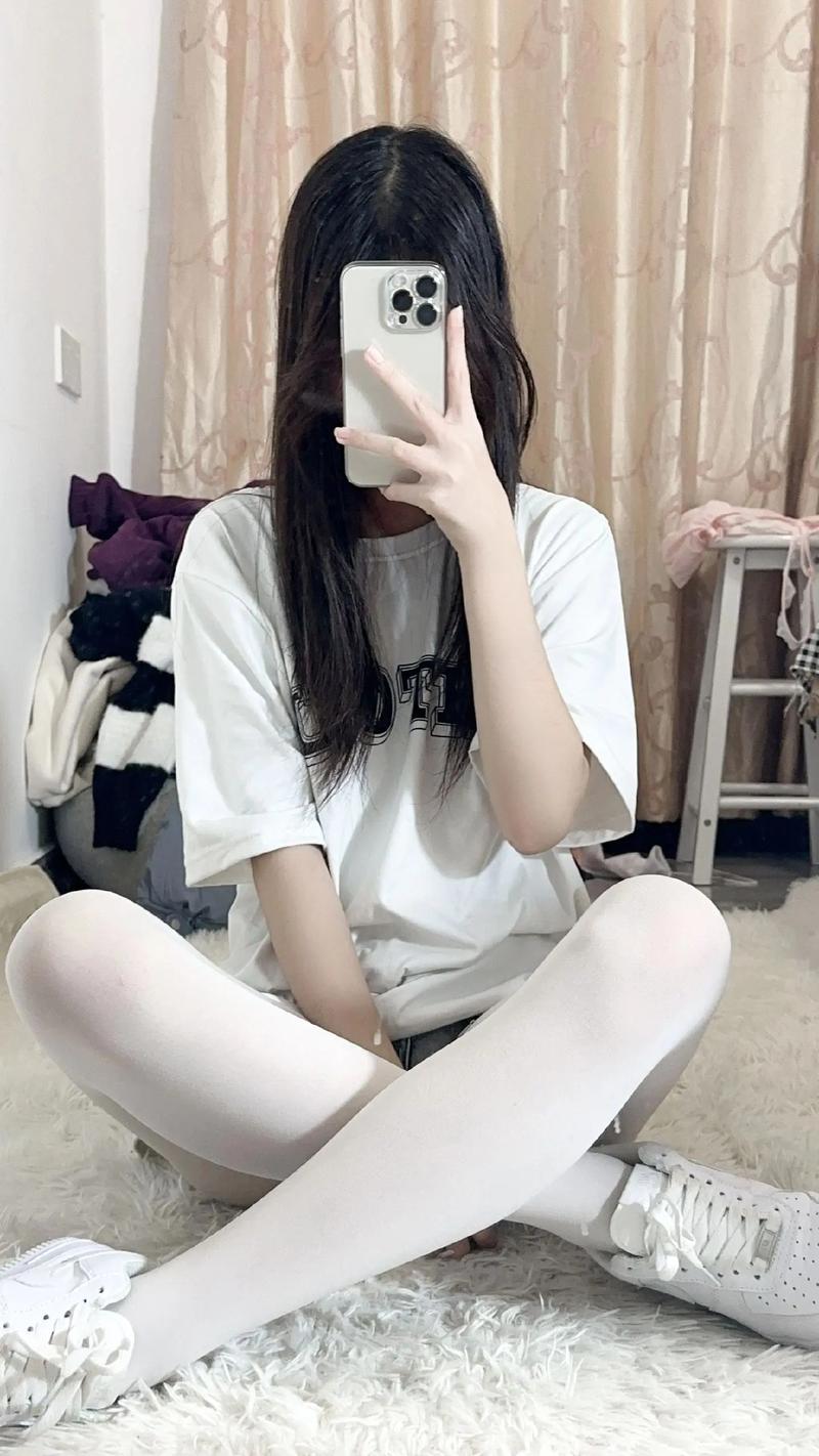 白色裤袜怎么搭配