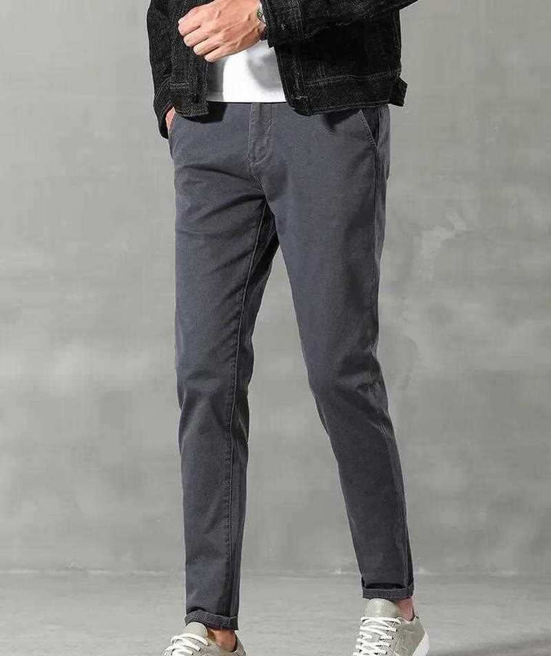 男生灰色裤子怎么搭配