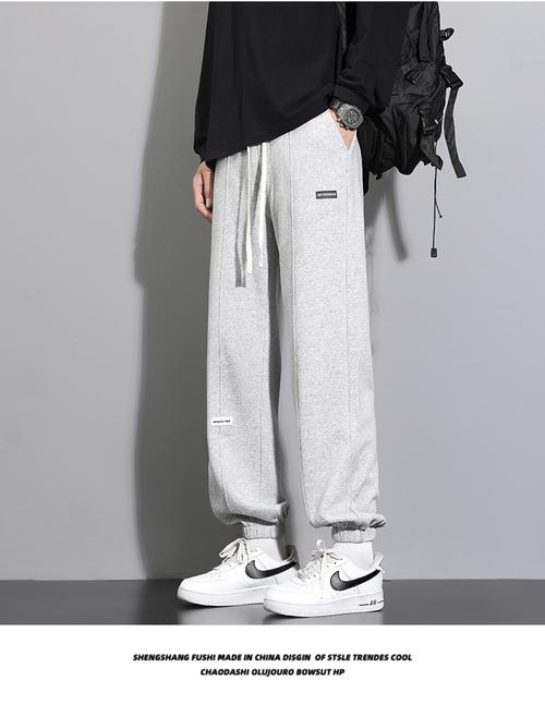 男生灰色裤子怎么搭配