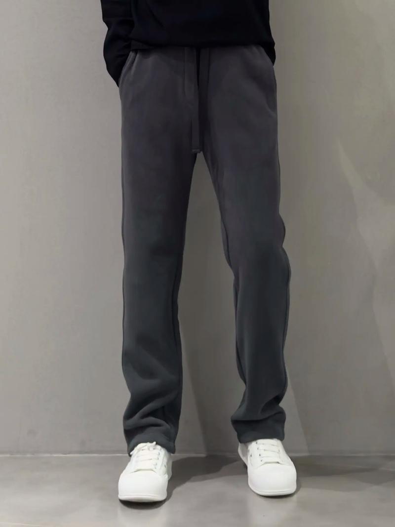 男生灰色裤子怎么搭配