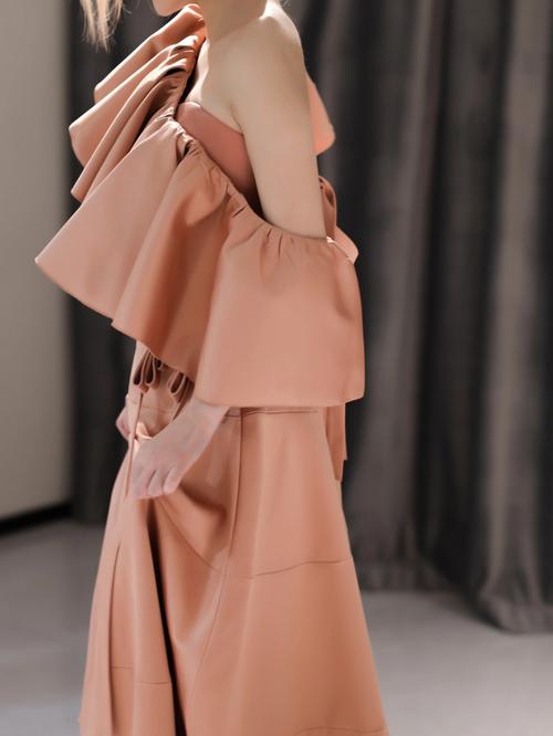 粉红色皮裙怎么搭配