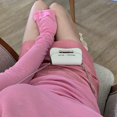 粉红色皮裙怎么搭配