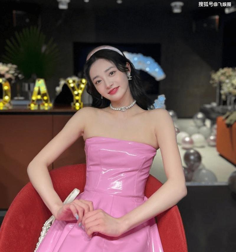 粉红色皮裙怎么搭配